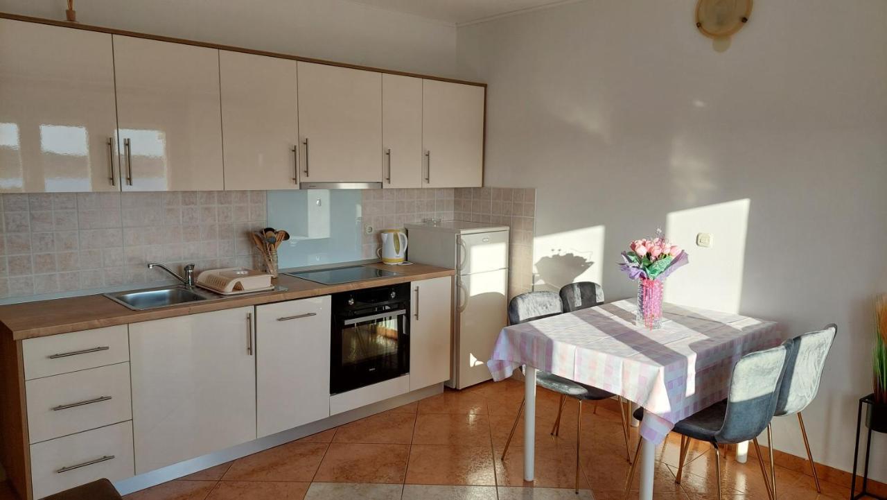 Apartments Donadic I, Caska โนวาลยา ภายนอก รูปภาพ